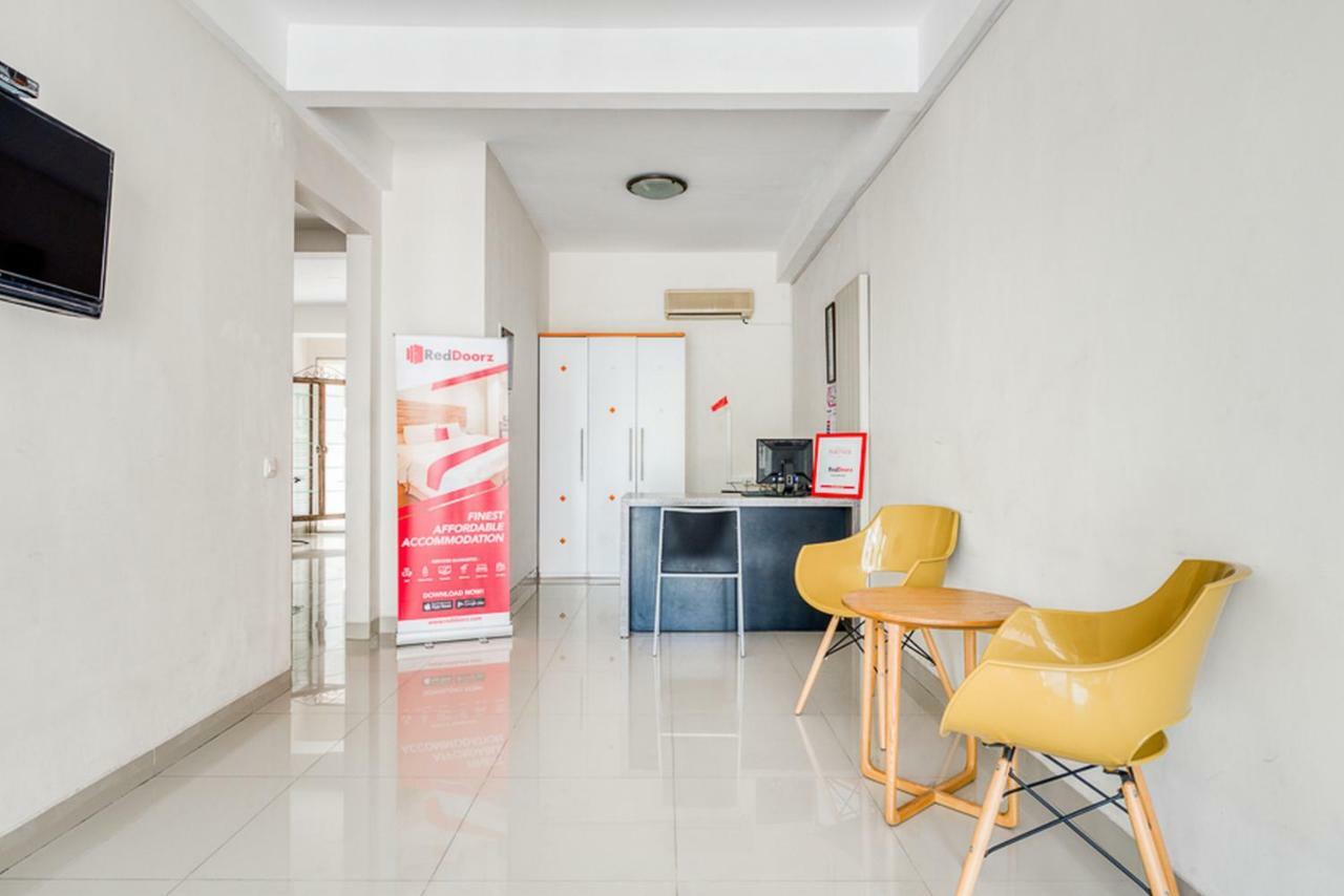 RedDoorz near UNTAG Surabaya Otel Dış mekan fotoğraf